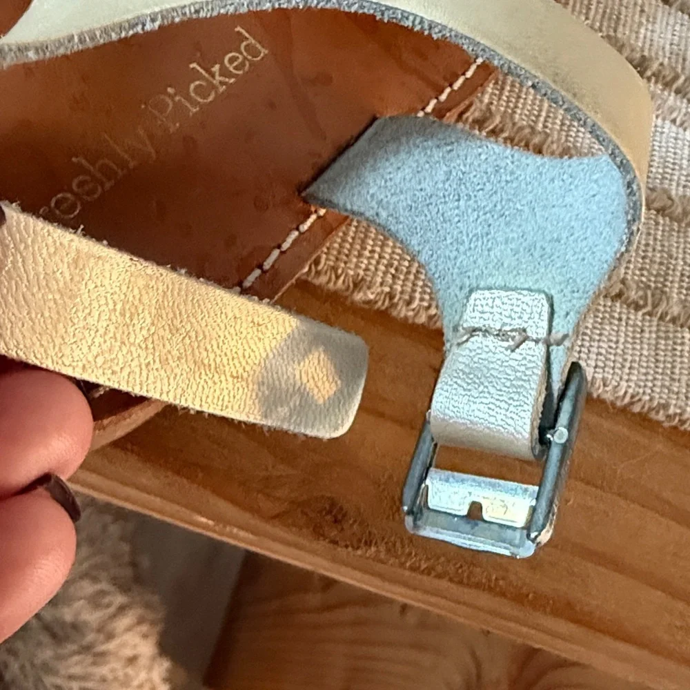 Freshly Picked platinum rockaway metallic Sandals with adjustable Straps size 3y